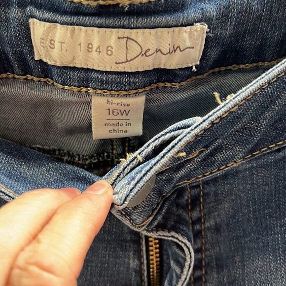 Women’s denim high-rise 16 W with rhinestones n chains and slightly distress - Picture 2 of 6